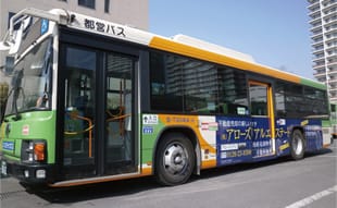 ■港区・品川区・中央区・江東区を毎日運行している都バスの広告